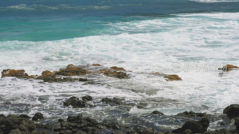 太平洋的蓝色海浪打败了瓦胡岛火山悬崖。蓝绿色的水的颜色。晴朗的一天。夏威夷群岛。DCI 4 k